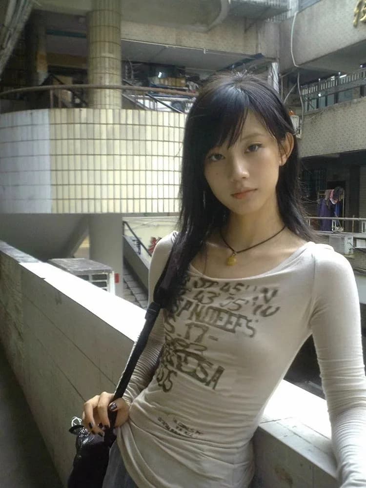 Y2k 레터링 슬림 긴소매 티셔츠 · 탑 & 티셔츠 · Y2k 레터링 이미지 3