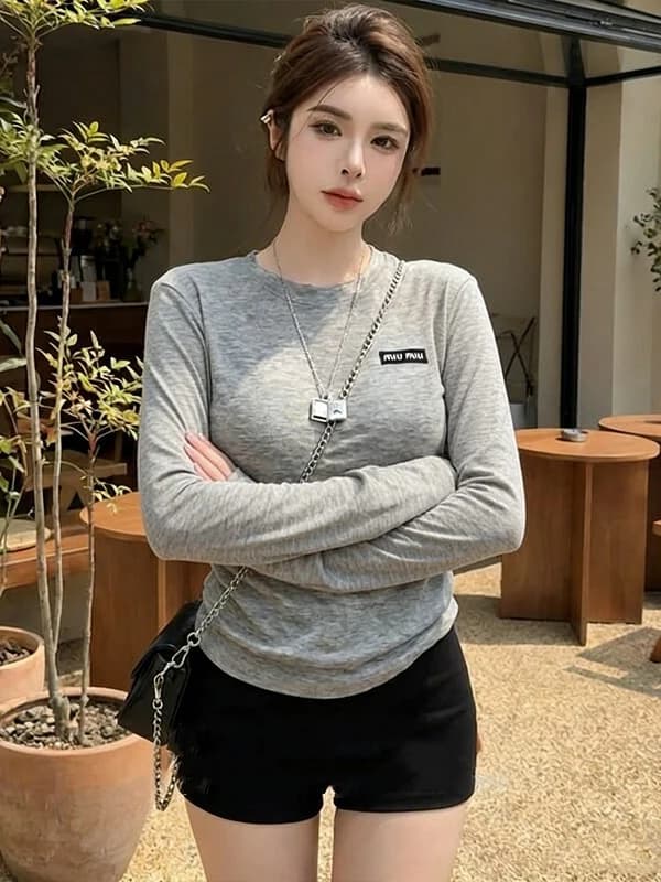 베이직 슬림핏 긴소매 티셔츠 · 탑 & 티셔츠 · 긴소매티 긴팔티