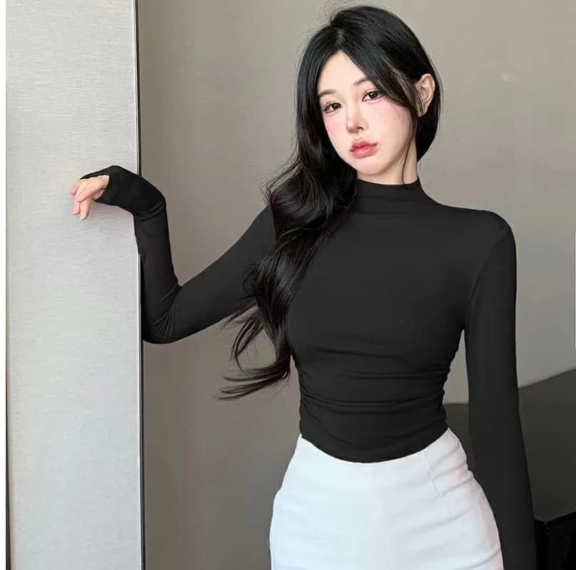 슬림핏 골지 터틀넥 크롭 긴소매 티셔츠 · 탑 & 티셔츠 · 터틀넥 긴소매 이미지 2