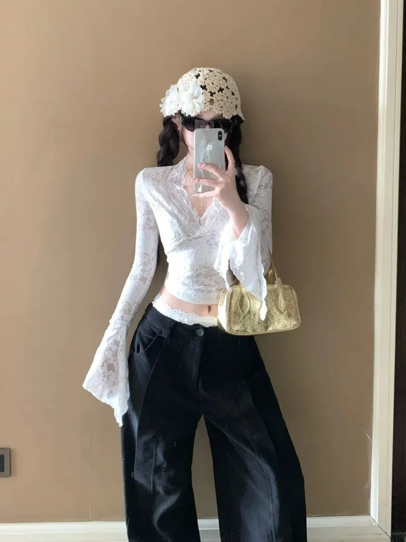V넥 레이스 플레어 슬림 긴팔티 · 탑 & 티셔츠 · 레이스 V넥 이미지 4