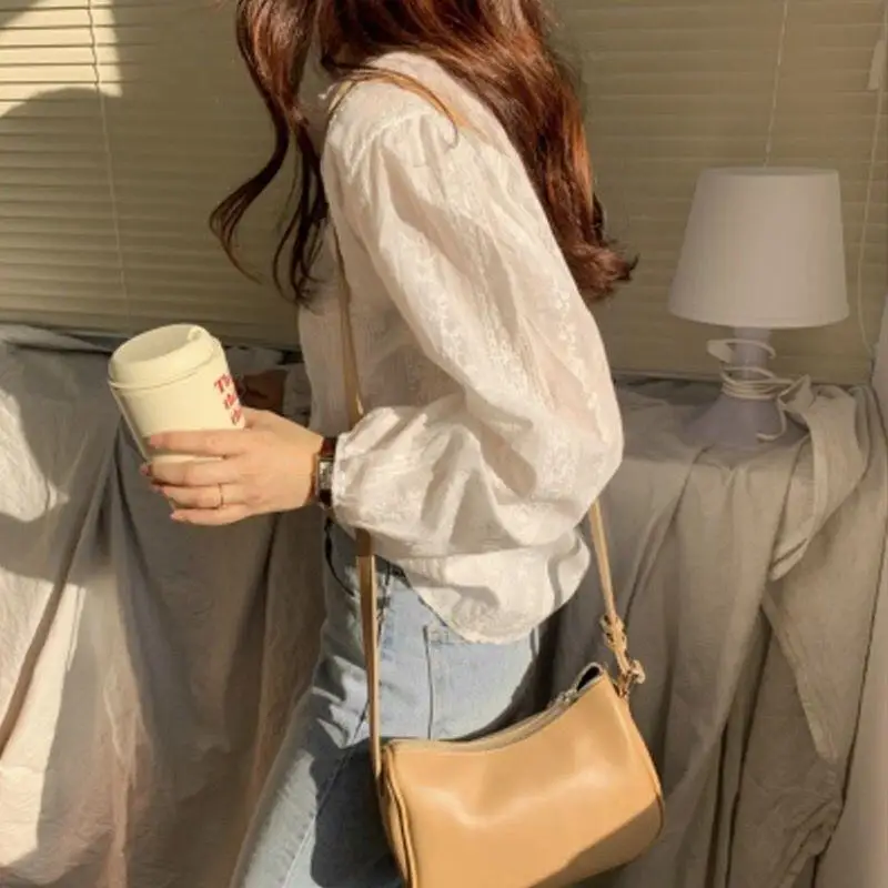 브이넥 레이스 펀칭자수 블라우스 썸네일 5