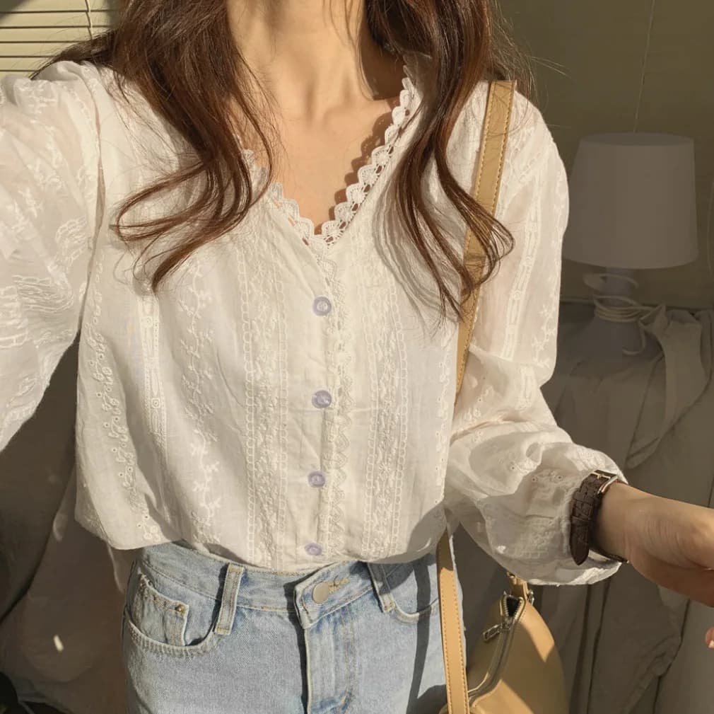브이넥 레이스 펀칭자수 블라우스 · 여성 탑스 · 블라우스 브이넥